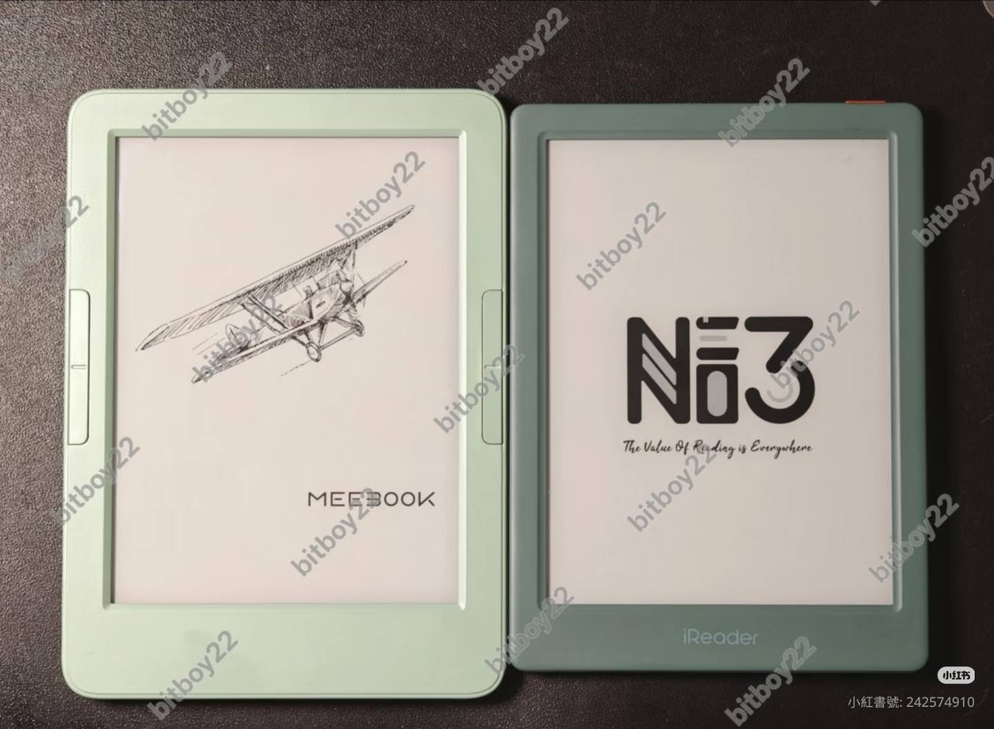 Meebook E6 與另一台相近外型的閱讀器並排比較