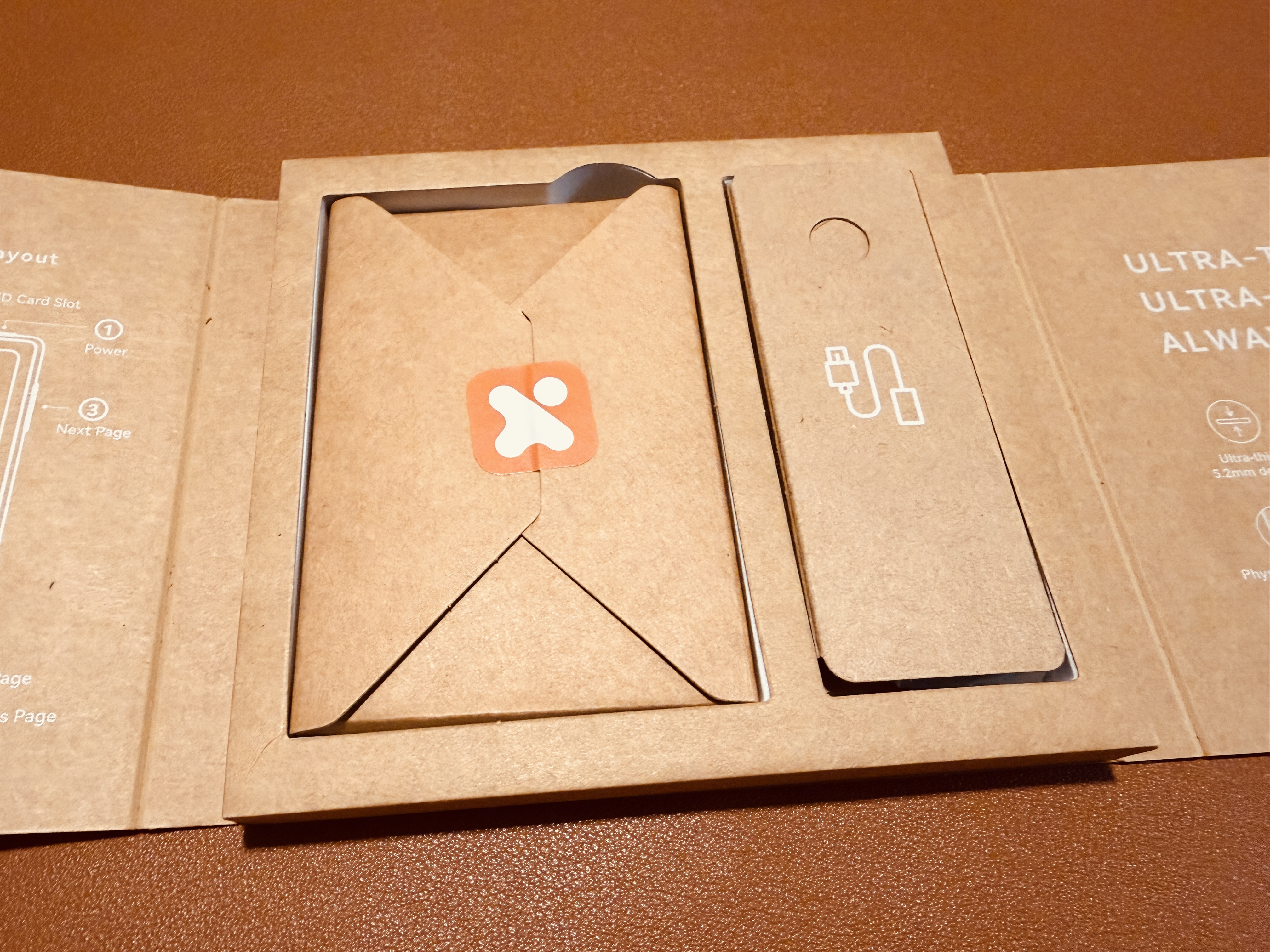 閱星曈 XTEINK X3 開箱實拍 IMG_5615:外盒內部收納與配件位置