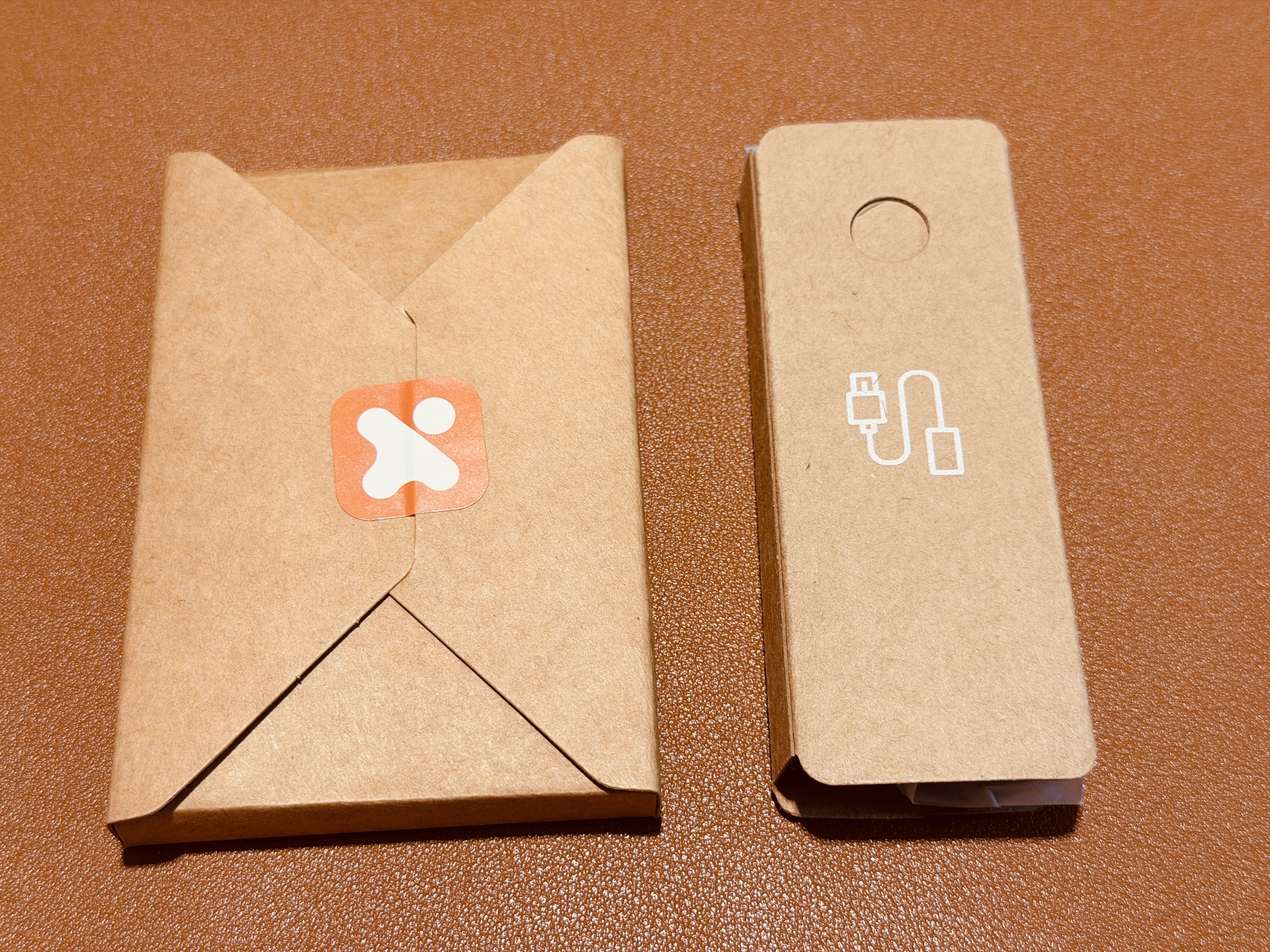 閱星曈 XTEINK X3 開箱實拍 IMG_5616:紙包配件與充電線小盒