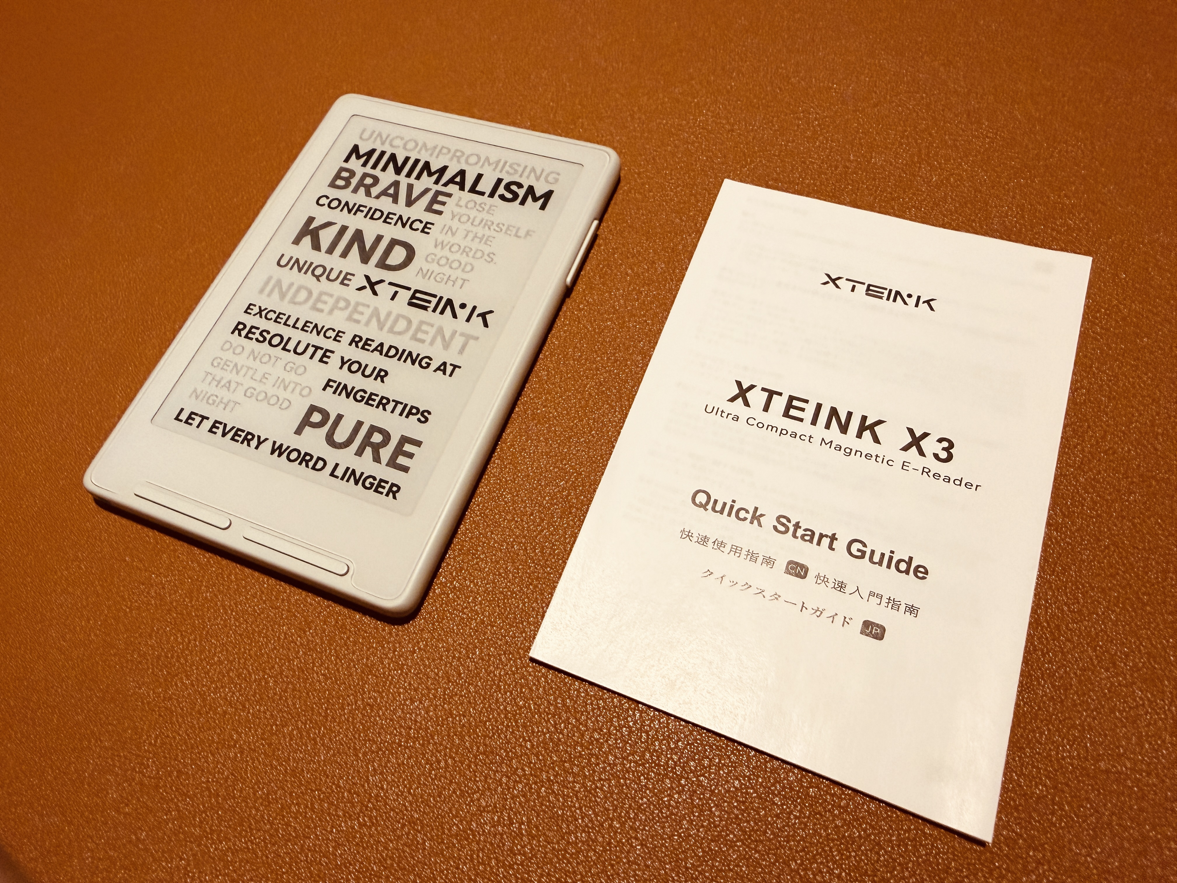 閱星曈 XTEINK X3 開箱實拍 IMG_5622:主機與快速入門指南另一角度