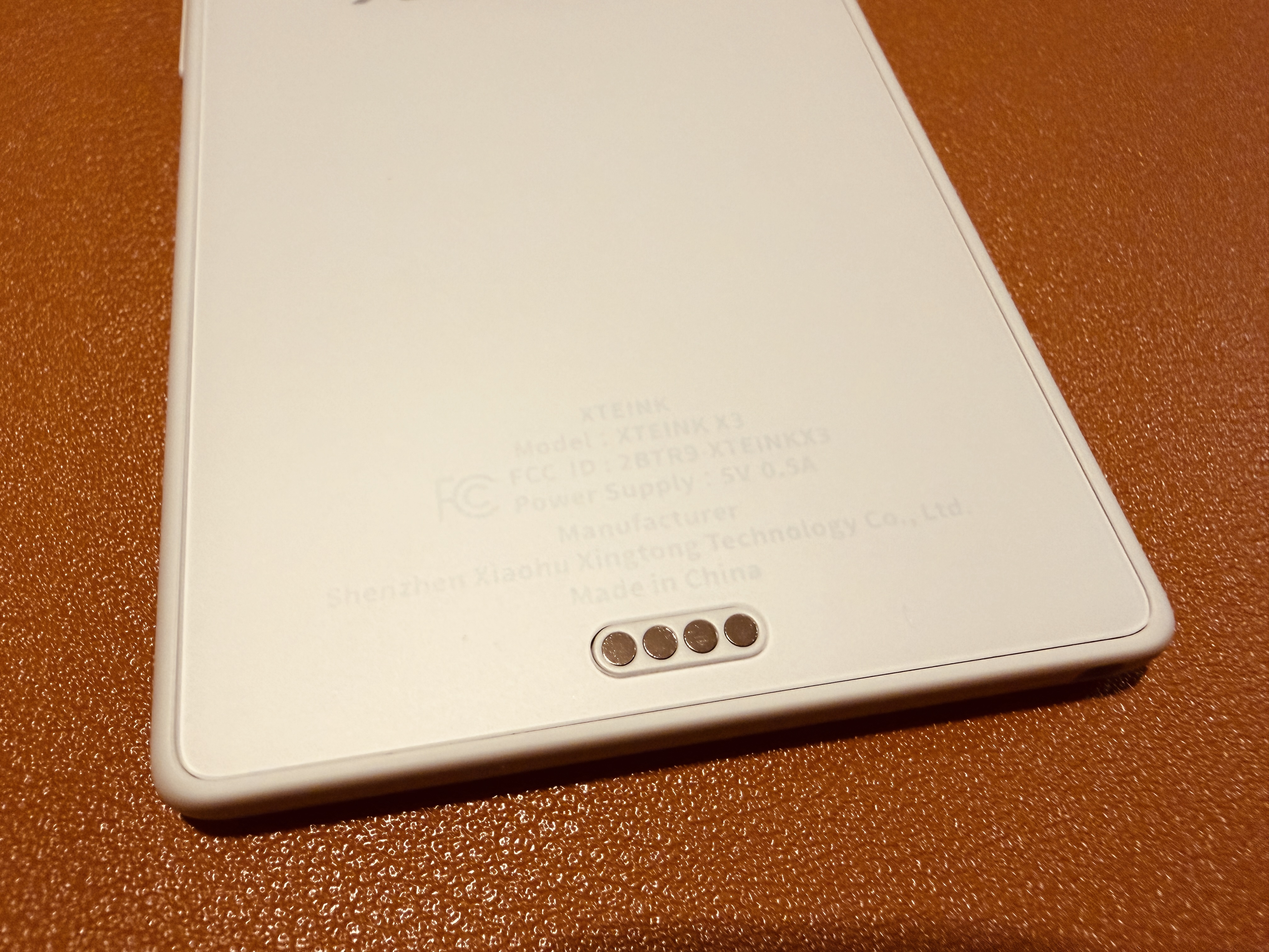 閱星曈 XTEINK X3 開箱實拍 IMG_5625:背面充電接點、產品標示與 5V 0.5A 充電規格