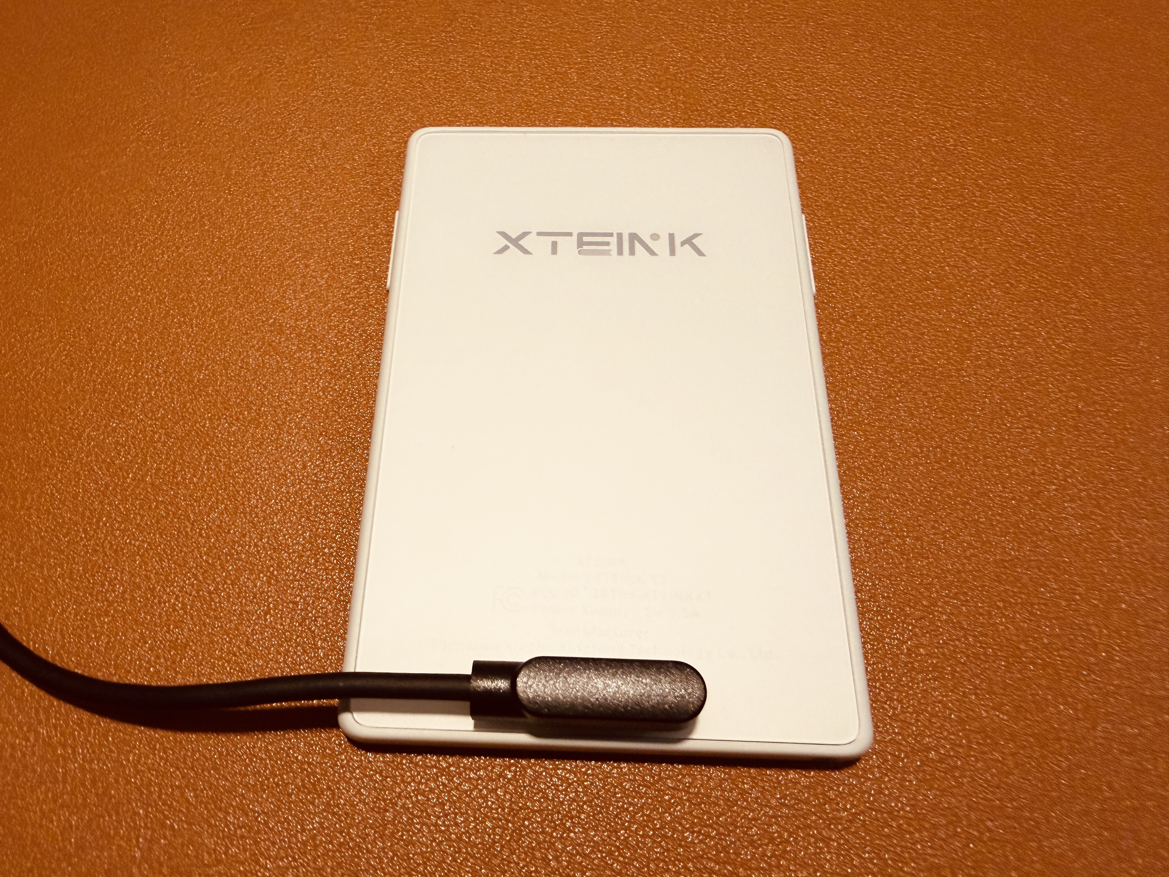閱星曈 XTEINK X3 開箱實拍 IMG_5627:磁吸充電線吸附在背面