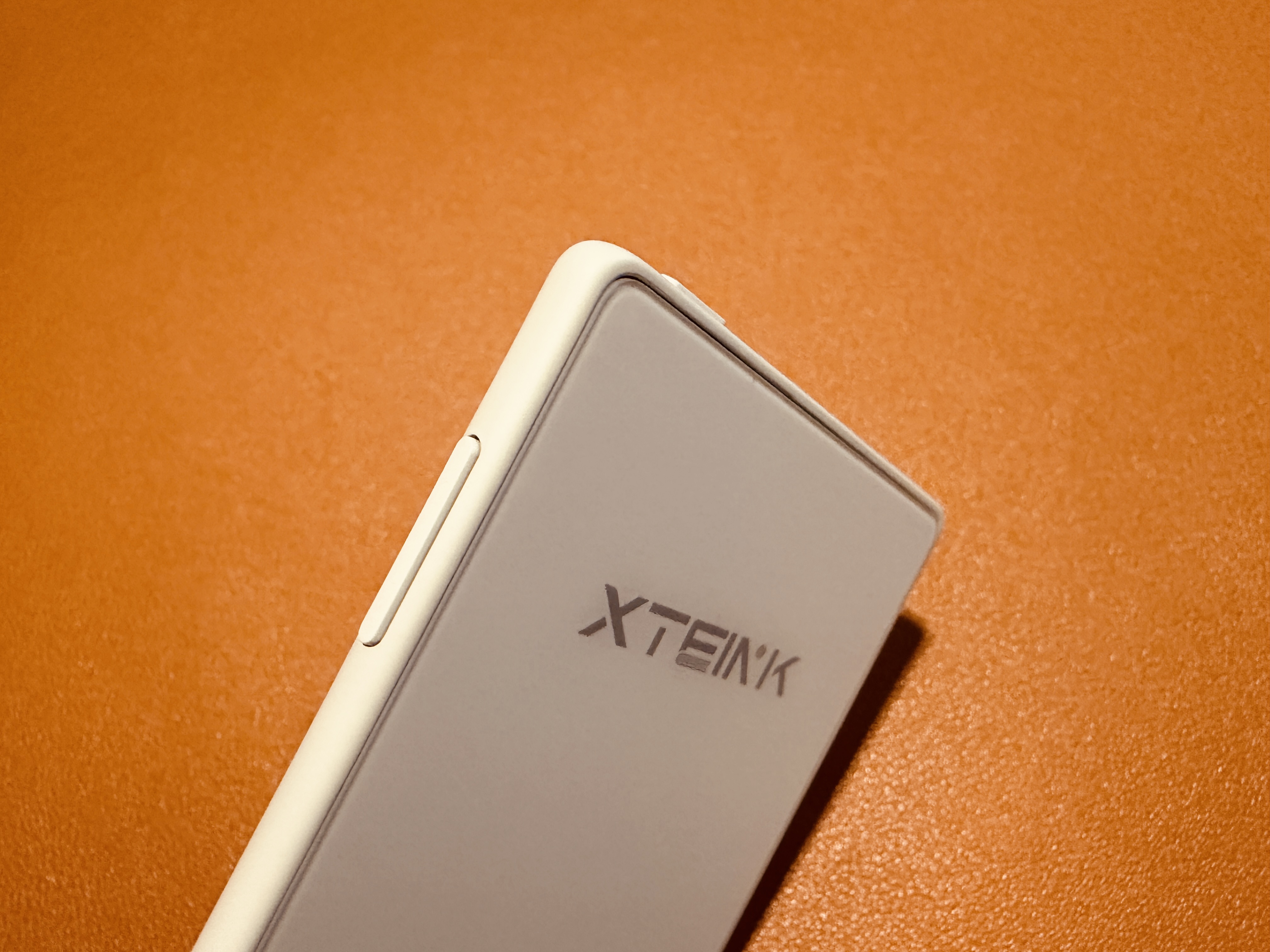 閱星曈 XTEINK X3 開箱實拍 IMG_5630:機身側邊與 XTEINK 標誌