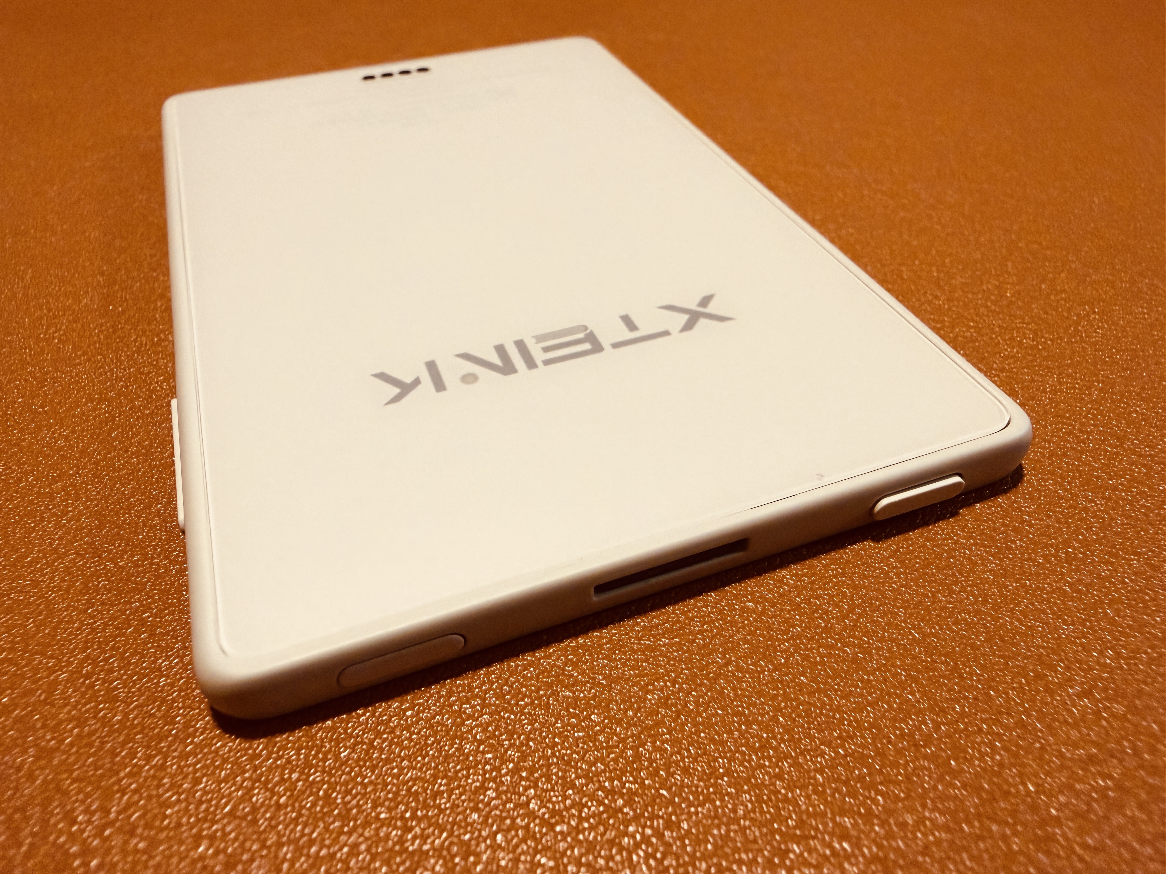 閱星曈 XTEINK X3 開箱實拍 IMG_5631:頂部 microSD 卡槽、電源鍵與重置孔