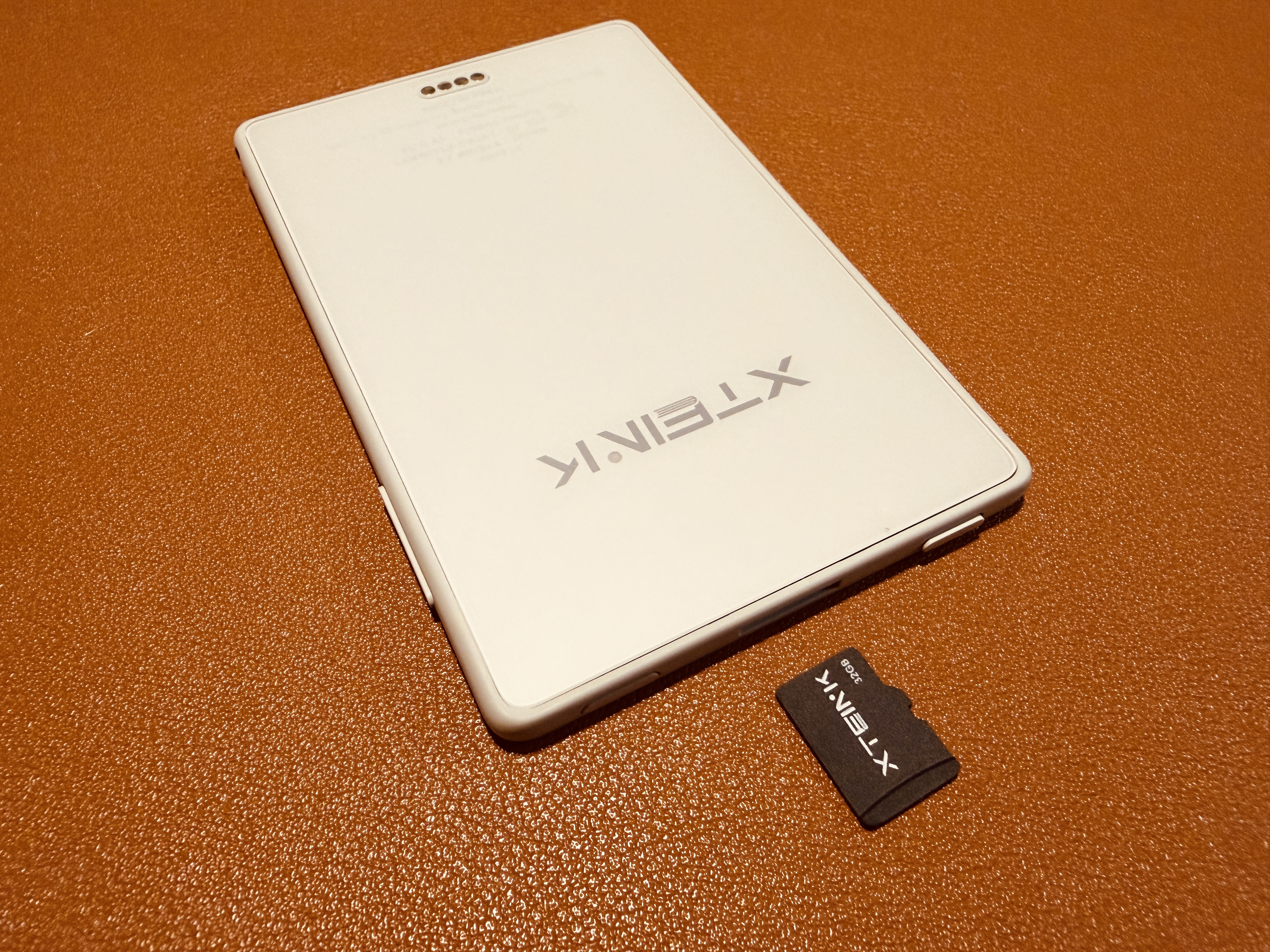 閱星曈 XTEINK X3 開箱實拍 IMG_5632:背面與 microSD 記憶卡