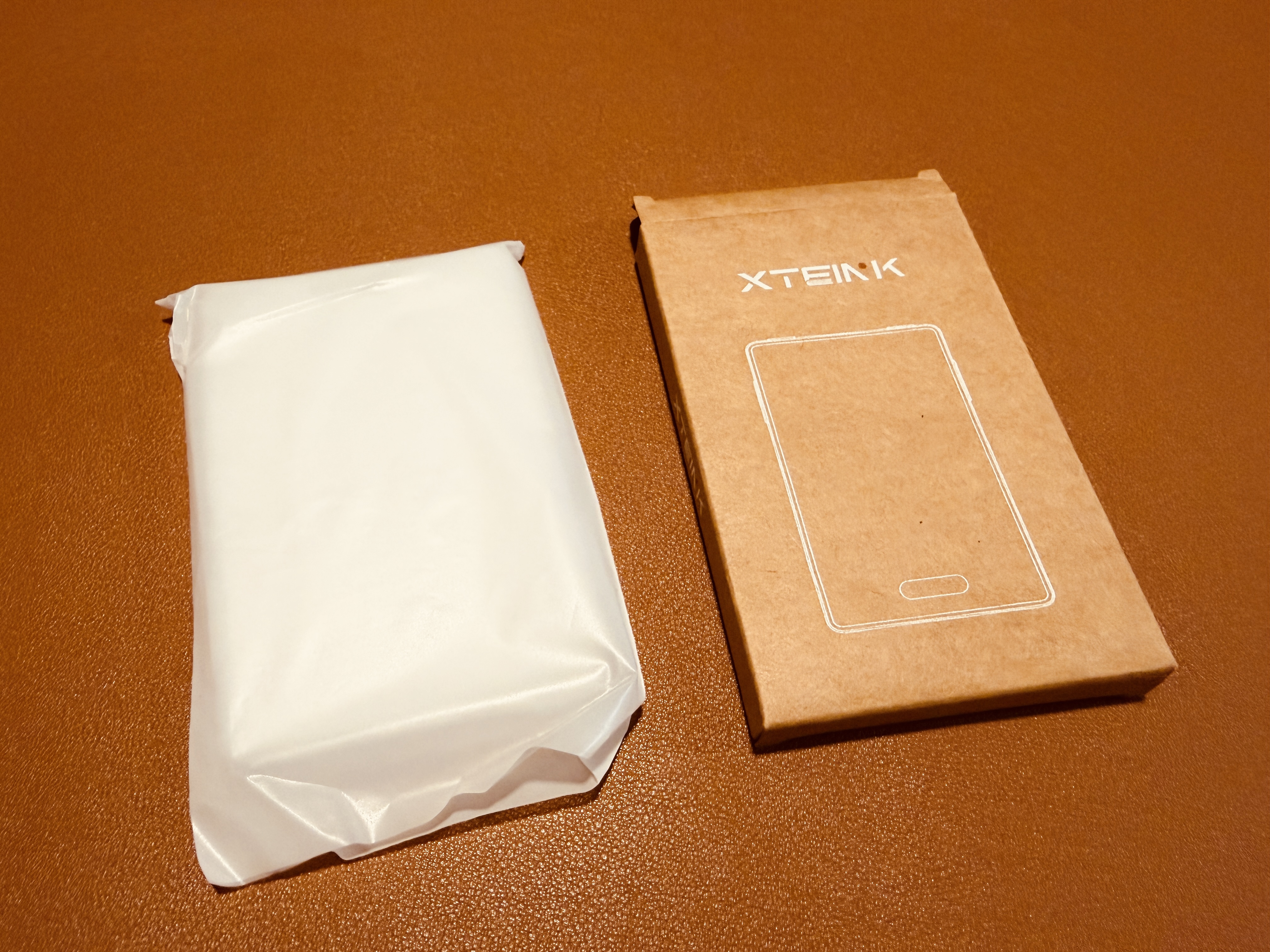 閱星曈 XTEINK X3 開箱實拍 IMG_5646:贈品 TPU 保護殼外盒與本體