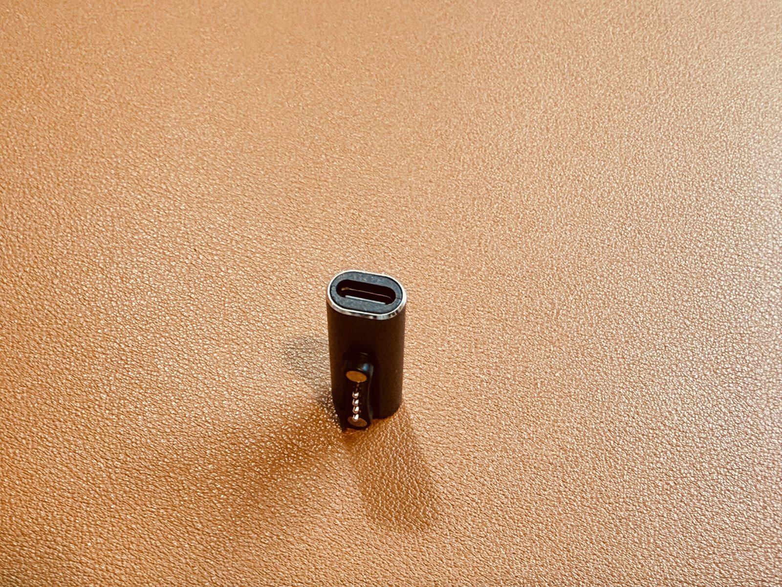 轉接器 USB-C 母座端特寫