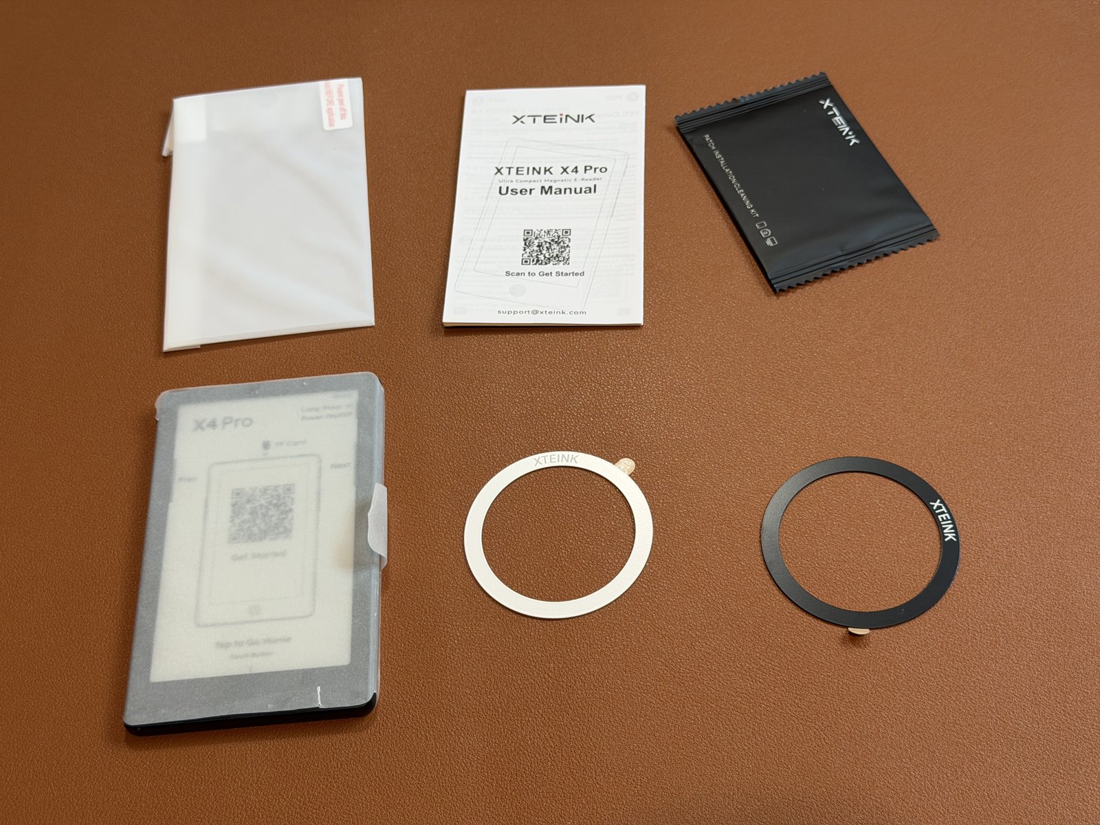 X4 Pro 配件全家福:保護貼、手冊、絨布袋、磁吸鐵環兩顆、主機