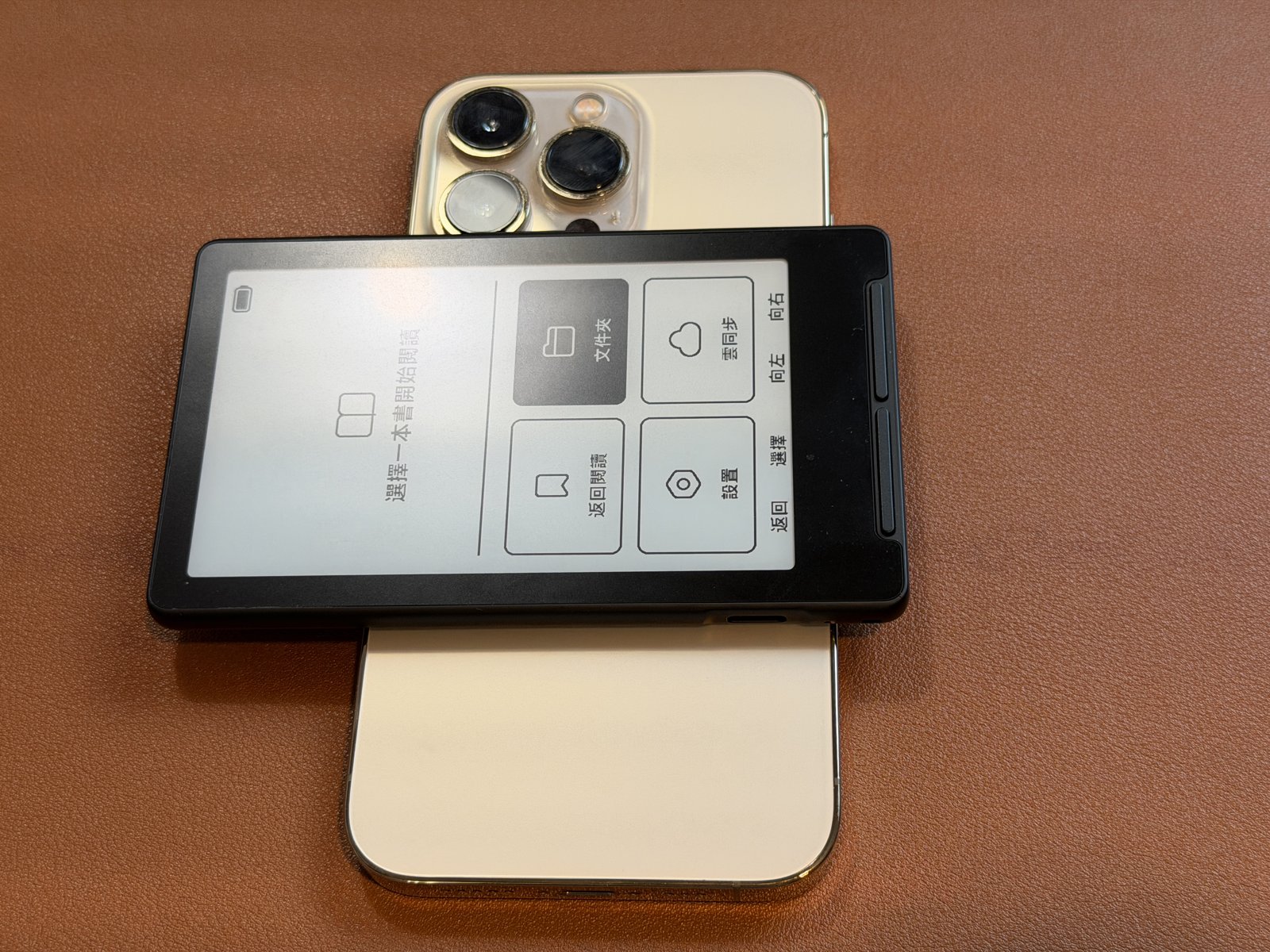 舊款 X4 磁吸貼在金色 iPhone 背面,只能橫向吸附